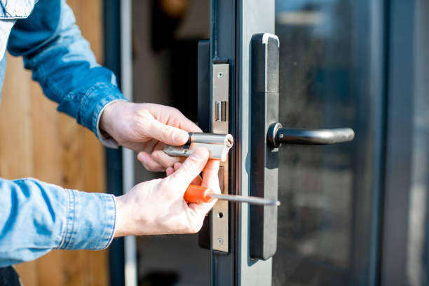un serrurier changeant la serrure d'une porte en verre, de prêt sans visage